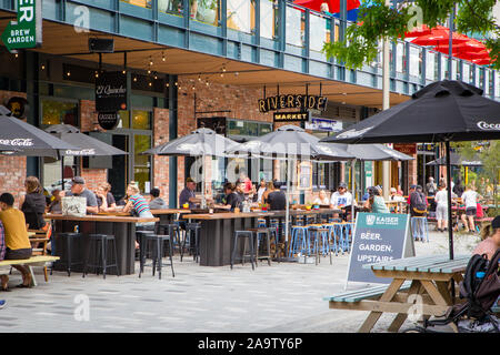 Christchurch, Canterbury, Neuseeland, 17. November 2019: Touristen und Einheimische an der belebten Riverside Markt im Zentrum der Stadt versammeln sich an einem wunderschönen Tag Stockfoto