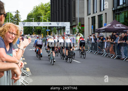 Christchurch, Canterbury, Neuseeland, 17. November 2019: Zuschauer jubeln die Radfahrer auf, als sie in der Nähe der letzten Runde Stockfoto