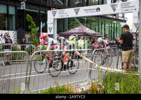 Christchurch, Canterbury, Neuseeland, 17. November 2019: Wettbewerber sind in einer Gruppe schließen, wie Sie komplette eine weitere Runde in der Innenstadt Stockfoto
