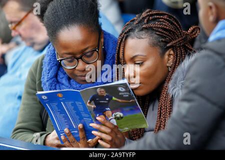 Kingston, UK. 17. Nov, 2019. Chelsea Frauen Fans lesen ein Programm während der FAWSL Match zwischen Chelsea und Manchester United Damen Frauen im Cherry Red Records Stadion, Kingston, England am 17. November 2019. Foto von Carlton Myrie/PRiME Media Bilder. Credit: PRiME Media Images/Alamy leben Nachrichten Stockfoto