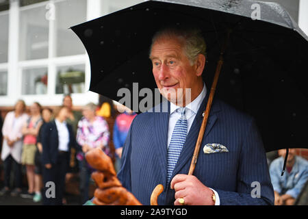 Der Prinz von Wales bei einem Besuch in Wesley Intermediate School in Auckland am zweiten Tag der königlichen Besuch in Neuseeland. Stockfoto