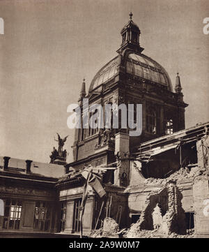 Schäden, die auf dem Hof des Nationalmuseum (Národní Muzeum) in Wenzelsplatz (Stadt náměstí) in Prag, Tschechoslowakei, während des Prager Aufstands in den letzten Tagen des Zweiten Weltkrieges im Mai 1945 beschädigt. Schwarz-weiß Foto von tschechischen Fotografen Karel Friedrich veröffentlicht in der Tschechoslowakischen Buch 'Memory Buch des Prager Aufstands" (památník Pražského povstání") im Jahr 1946 herausgegeben. Mit freundlicher Genehmigung des Azoor Postkarte Sammlung. Stockfoto