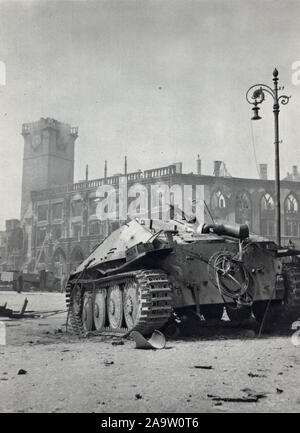 German light Tank destroyer Jagdpanzer 38 Hetzer vor der Ruine des Alten Rathaus (Staroměstská radnice) auf dem Altstädter Ring (Staroměstské náměstí) in Prag, Tschechoslowakei, beschädigt und während des Prager Aufstands in den letzten Tagen des Zweiten Weltkrieges im Mai 1945 verbrannten zerstört. Schwarz-weiß Foto von tschechischen Fotografen Oldřich Smola wahrscheinlich am 9. Mai 1945 übernommen und in der Tschechoslowakischen Buch 'im Herzen von Prag am Feuer' ('Srdce Prahy v plamenech") im Jahre 1946 veröffentlicht. Mit freundlicher Genehmigung des Azoor Postkarte Sammlung. Stockfoto