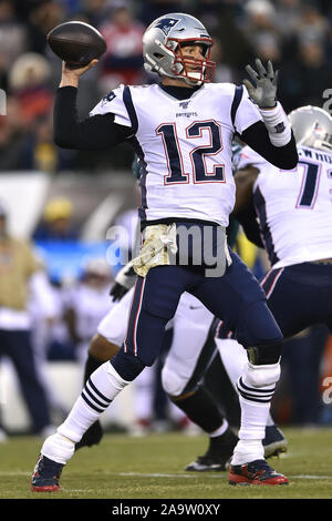 Philadelphia, USA. 17. Nov, 2019. New England Patriots Quarterback Tom Brady (12) wirft den Ball in der ersten Hälfte gegen die Philadelphia Eagles am Lincoln Financial Field in Philadelphia an November 17, 2019. Foto von Derik Hamilton/UPI Quelle: UPI/Alamy leben Nachrichten Stockfoto