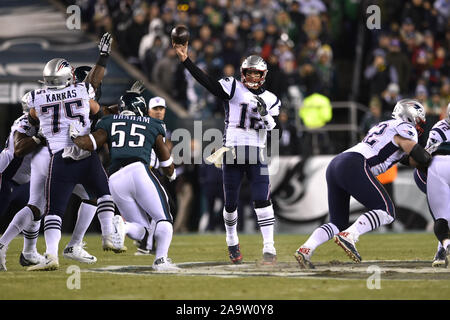 Philadelphia, USA. 17. Nov, 2019. New England Patriots Quarterback Tom Brady (12) wirft den Ball in der ersten Hälfte gegen die Philadelphia Eagles am Lincoln Financial Field in Philadelphia an November 17, 2019. Foto von Derik Hamilton/UPI Quelle: UPI/Alamy leben Nachrichten Stockfoto