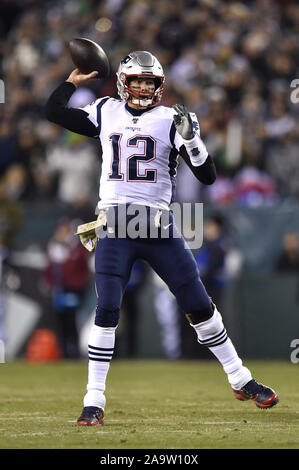 Philadelphia, USA. 17. Nov, 2019. New England Patriots Quarterback Tom Brady (12) wirft den Ball in der ersten Hälfte gegen die Philadelphia Eagles am Lincoln Financial Field in Philadelphia an November 17, 2019. Foto von Derik Hamilton/UPI Quelle: UPI/Alamy leben Nachrichten Stockfoto