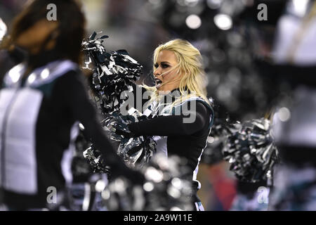 Philadelphia, USA. 17. Nov, 2019. Philadelphia Eagles Cheerleaders durchführen, während der ersten Hälfte gegen die New England Patriots am Lincoln Financial Field in Philadelphia an November 17, 2019. Foto von Derik Hamilton/UPI Quelle: UPI/Alamy leben Nachrichten Stockfoto