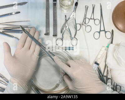 Chirurgische Instrumente in den Händen. Geeignet für alle purprose verwenden Stockfoto