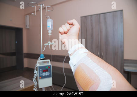 Günstige medizinische Infusion System mit mit Arm des Patienten in den Armen Krankenhaus Stockfoto