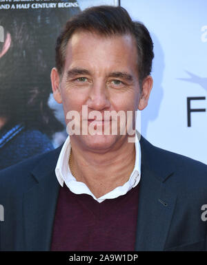 Los Angeles, Kalifornien, USA. 17. Nov, 2019. 17 November 2019 - Hollywood, Kalifornien - Clive Owen. 2019 AFI Fest "Das Lied der Namen" Los Angeles Premiere gehalten an TCL Chinese Theater. Photo Credit: Birdie Thompson/AdMedia/MediaPunch Credit: MediaPunch Inc/Alamy leben Nachrichten Stockfoto