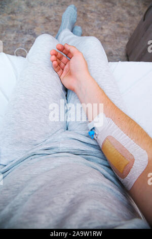 Infusion Katheter Katheter bei Patienten Hand. Erste Person anzeigen Stockfoto