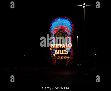 PRIMM, Nevada - Juli 19, 2018: ein leuchtender Leuchtreklame für Buffalo Bills Resort and Casino begrüßt seine Gäste von der Straße auf eine dunkle Nacht in der Wüste Stockfoto