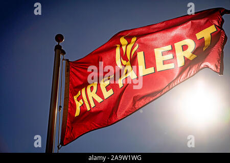 Flagge mit gelben Buchstaben, liest "Feuer-Alarm" Stockfoto