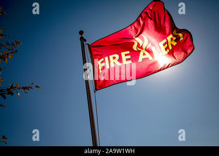 Flagge mit gelben Buchstaben, liest "Feuer-Alarm" Stockfoto