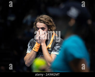 17. November 2019. O2 Arena, London, UK. 21 Jährige Stefanos Tsitsipas beats Dominic Thiem 6-7 (6-8) 6-2 7-6 (7-4) des Gewinners Trophäe am Nitto ATP-Finale auf dem Center Court am O2. Credit: Malcolm Park/Alamy Stockfoto