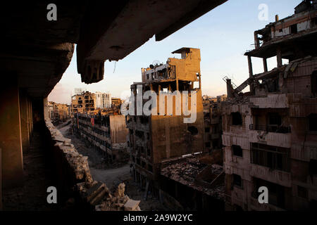 Eine Anzahl von Gebäuden wurden in der Nachbarschaft der Alten Homs" in der historischen Stadt Homs abgerissen. Syrische Opposition vor allem aus Mitgliedern der terroristischen Gruppe von Daesh der alten Nachbarschaft von Homs für drei Jahre besetzt. Nach drei Jahren des Kampfes gegen die syrische Armee und Milizen gelungen Daesh zu entfernen und diesen Teil der Stadt zurückgefordert. Auf 2014/Mai/18. Stockfoto