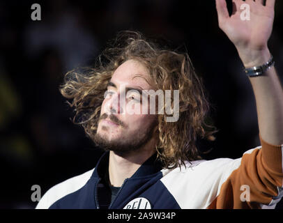 17. November 2019. O2 Arena, London, UK. 21 Jährige Stefanos Tsitsipas beats Dominic Thiem 6-7 (6-8) 6-2 7-6 (7-4) des Gewinners Trophäe am Nitto ATP-Finale auf dem Center Court zu heben in der O2. Credit: Malcolm Park/Alamy. Stockfoto