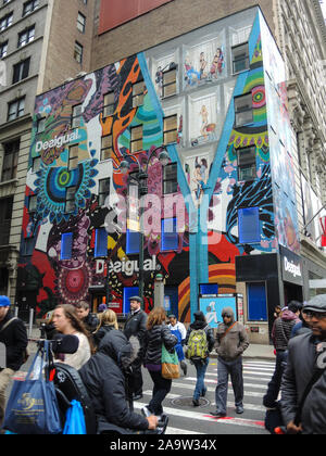 Desigual Graffiti-kunst an der 6th Avenue Stockfoto