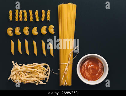 Verschiedene Formen von Nudeln und Spaghetti auf schwarzem Hintergrund. Stockfoto