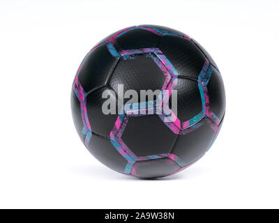 Eingerichtete schwarze texturierte Fußball oder Fußball auf White an die Purple fünfeckiger Muster mit Kopie Raum betonen unter Stockfoto