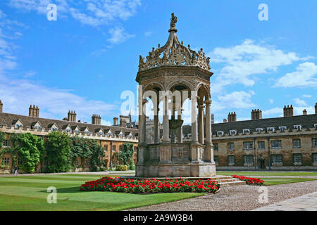 CAMBRIDGE, ENGLAND - einen prächtigen barocken Brunnen, im Innenhof des Trinity College, Cambridge University, England Stockfoto