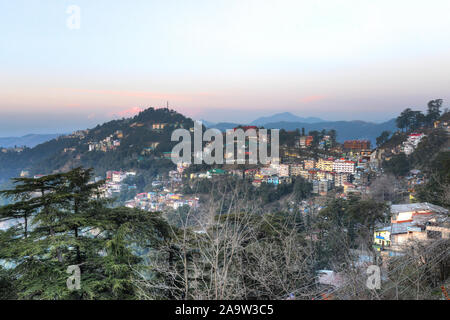 Schöne Aussicht von Shimla aus der Mall Road, in Shimla.. leichten Nebel im Tal angesiedelt. Shimla ist die Hauptstadt des indischen Bundesstaates Himachal Pradesh, im Norden Indiens liegt auf einer Höhe von 7.200 ft. Aufgrund der Wetter- und es zieht viele Touristen an. Es ist auch die ehemalige Hauptstadt des British Raj. Stockfoto