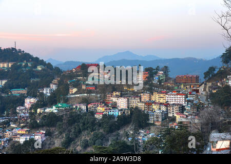 Schöne Aussicht von der Mall Road, Shimla.. Shimla ist die Hauptstadt des indischen Bundesstaates Himachal Pradesh, im Norden Indiens liegt auf einer Höhe von 7.200 ft. Aufgrund der Wetter- und es zieht viele Touristen an. Es ist auch die ehemalige Hauptstadt des British Raj. Stockfoto