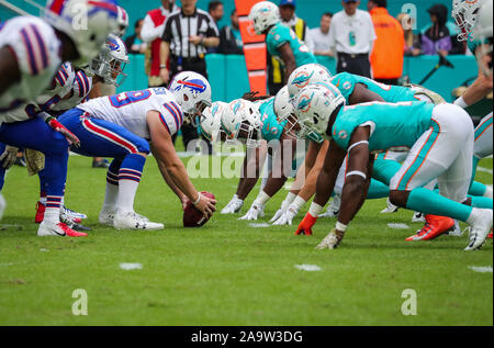 Miami Gardens, Florida, USA. 17. Nov, 2019. Die Buffalo Bills Line up gegen die Miami Dolphins während einer NFL Football Spiel im Hard Rock Stadion in Miami Gardens, Florida. Credit: Mario Houben/ZUMA Draht/Alamy leben Nachrichten Stockfoto