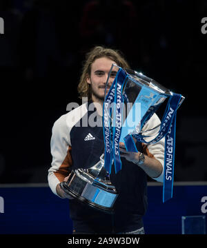 17. November 2019. O2 Arena, London, UK. 21 Jährige Stefanos Tsitsipas beats Dominic Thiem 6-7 (6-8) 6-2 7-6 (7-4) des Gewinners Trophäe am Nitto ATP-Finale auf dem Center Court zu heben in der O2. Credit: Malcolm Park/Alamy. Stockfoto