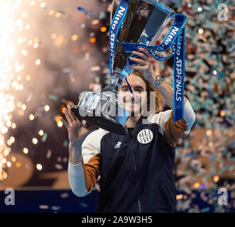 17. November 2019. O2 Arena, London, UK. 21 Jährige Stefanos Tsitsipas beats Dominic Thiem 6-7 (6-8) 6-2 7-6 (7-4) des Gewinners Trophäe am Nitto ATP-Finale auf dem Center Court zu heben in der O2. Credit: Malcolm Park/Alamy. Stockfoto