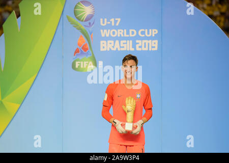 Brasilia, Brasilien. 17. Nov, 2019. Torwart Matheus Donelli erhält den Goldenen Handschuh bei der FIFA U17-WM award Serimony. Bezerrão Stadion. Brasilia DF. (Foto: Reinaldo Reginato/Fotoarena) Credit: Foto Arena LTDA/Alamy leben Nachrichten Stockfoto