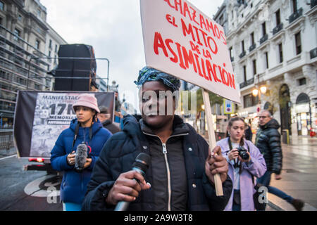 Große anti-rassistische März in Madrid, Spanien am Sonntag, den 17. November um fünf am Nachmittag eine Demonstration stattgefunden hat, die von der Plaza Cibeles die Plaza Puerta Sol begonnen hat. Durch die anti-rassistischen Versammlung einberufen, der März ist der Höhepunkt eines Monats Kampagne, die am 12. Oktober mit der Aktion '12. Oktober begann, nichts zu feiern." Dies ist die dritte Ausgabe einer Mobilisierung, dass Wanderarbeitnehmer und rassifizierte Gruppen aufrufen seit 2017, zuerst am 12. November, und dann 11, auf Daten in der Nähe der Jahrestag von lucrecia Pérez Mord. (Foto von Alberto Sibaja/Pacific Press) Stockfoto