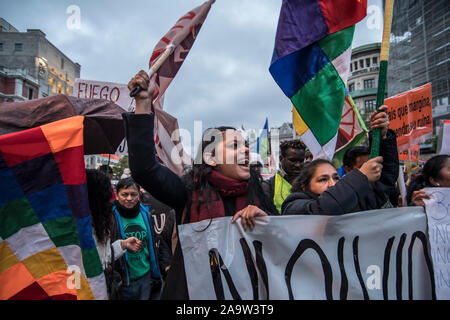 Große anti-rassistische März in Madrid, Spanien am Sonntag, den 17. November um fünf am Nachmittag eine Demonstration stattgefunden hat, die von der Plaza Cibeles die Plaza Puerta Sol begonnen hat. Durch die anti-rassistischen Versammlung einberufen, der März ist der Höhepunkt eines Monats Kampagne, die am 12. Oktober mit der Aktion '12. Oktober begann, nichts zu feiern." Dies ist die dritte Ausgabe einer Mobilisierung, dass Wanderarbeitnehmer und rassifizierte Gruppen aufrufen seit 2017, zuerst am 12. November, und dann 11, auf Daten in der Nähe der Jahrestag von lucrecia Pérez Mord. (Foto von Alberto Sibaja/Pacific Press) Stockfoto