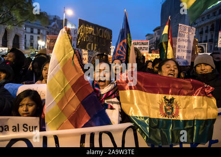 Große anti-rassistische März in Madrid, Spanien am Sonntag, den 17. November um fünf am Nachmittag eine Demonstration stattgefunden hat, die von der Plaza Cibeles die Plaza Puerta Sol begonnen hat. Durch die anti-rassistischen Versammlung einberufen, der März ist der Höhepunkt eines Monats Kampagne, die am 12. Oktober mit der Aktion '12. Oktober begann, nichts zu feiern." Dies ist die dritte Ausgabe einer Mobilisierung, dass Wanderarbeitnehmer und rassifizierte Gruppen aufrufen seit 2017, zuerst am 12. November, und dann 11, auf Daten in der Nähe der Jahrestag von lucrecia Pérez Mord. (Foto von Alberto Sibaja/Pacific Press) Stockfoto