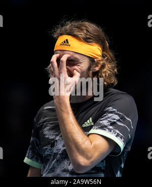 London, Großbritannien. 17. Nov, 2019. Stefanos Tsitsipas Griechenlands reagiert während der Singles final mit Dominic Thiem Österreichs an der Nitto ATP World Tour Finals 2019 in London, Großbritannien an November 17, 2019. Credit: Han Yan/Xinhua/Alamy leben Nachrichten Stockfoto