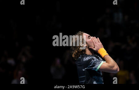 London, Großbritannien. 17. Nov, 2019. Stefanos Tsitsipas von Griechenland feiert, nachdem die Singles final mit Dominic Thiem Österreichs an der Nitto ATP World Tour Finals 2019 in London, Großbritannien an November 17, 2019. Credit: Han Yan/Xinhua/Alamy leben Nachrichten Stockfoto