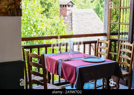 Esstisch durch ein offenes Fenster in einem Restaurant am Carennace, eines der schönsten Dörfer von Frankreich Stockfoto