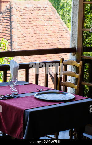 Esstisch durch ein offenes Fenster in einem Restaurant am Carennace, eines der schönsten Dörfer von Frankreich Stockfoto