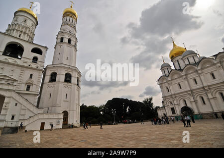 Glockenturm "Iwan der Große" und der Kathedrale des Erzengels. Cathedral Square, der Moskauer Kreml, Russland Stockfoto