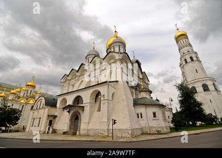 Kirche der Ablagerung der Robe und Glockenturm "Iwan der Große". Cathedral Square, der Moskauer Kreml, Russland Stockfoto