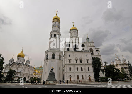 Zarenglocke und Glockenturm "Iwan der Große". Cathedral Square, der Moskauer Kreml, Russland Stockfoto