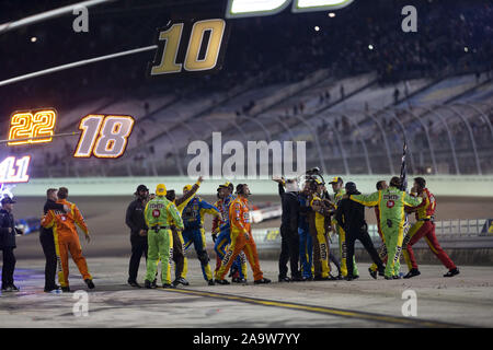 Homestead, Florida, USA. 17. Nov, 2019. Kyle Busch (18) gewinnt den NASCAR Monster Energy NASCAR Cup Series Meisterschaft an Homestead-Miami Speedway in Homestead, Florida. (Bild: © Stephen A. Arce Asp Inc/ASP) Stockfoto
