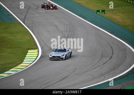 Sao Paulo, Brasilien. 17. Nov, 2019. Ein Safety Car (Unterseite) ist während der Formel Eins Grand Prix von Brasilien in Sao Paulo, Brasilien, an November 17, 2019 gesehen. Credit: Xin Yuewei/Xinhua/Alamy leben Nachrichten Stockfoto