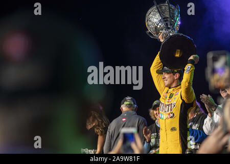 Homestead, Florida, USA. 17. Nov, 2019. Kyle Busch (18) gewinnt den NASCAR Monster Energy NASCAR Cup Series Meisterschaft an Homestead-Miami Speedway in Homestead, Florida. (Bild: © Stephen A. Arce Asp Inc/ASP) Stockfoto