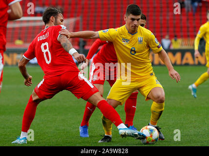 Belgrad. 17. Nov, 2019. Der Ukraine Ruslan Malinovskiy (L) Mias mit Serbiens Nemanja Gudelj während der Gruppe B Match zwischen Serbien und der Ukraine bei der UEFA Euro Qualifier in Belgrad, Serbien 2020 Nov. 17, 2019. Credit: Predrag Milosavljevic/Xinhua/Alamy leben Nachrichten Stockfoto