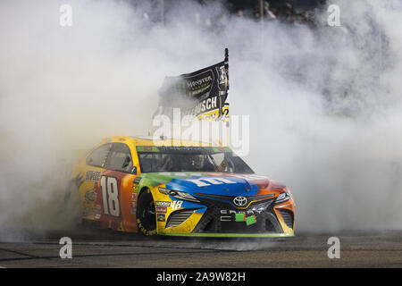 Homestead, Florida, USA. 17. Nov, 2019. Kyle Busch (18) gewinnt den NASCAR Monster Energy NASCAR Cup Series Meisterschaft an Homestead-Miami Speedway in Homestead, Florida. (Bild: © Stephen A. Arce Asp Inc/ASP) Stockfoto