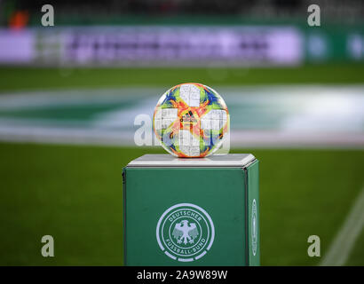 Freiburg, Deutschland. 17. Nov, 2019. Fußball, U-21 Männer: EM-Qualifikation, Deutschland - Belgien, Runde 1, Gruppe 9, 6. Spieltag in der Schwarzwaldstadion. Der Ball liegt auf einer Plattform. Quelle: Patrick Seeger/dpa/Alamy leben Nachrichten Stockfoto