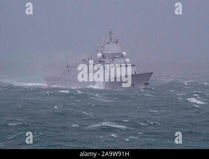 191111-N-UB 406-0255 ATLANTIK (Nov. 11, 2019) der norwegischen Marine Fridjof Nansen-Klasse Fregatte HNoMS Thor Heyerdahl (F-314) die Durchfuhr den Atlantischen Ozean. Thor Heyerdahl ist unterwegs auf einem geplanten Einsatz als Teil der Standing NATO Maritime Group eine maritime Operationen durchzuführen und einen kontinuierlichen maritime Fähigkeit zur NATO im nördlichen Atlantik. (U.S. Marine Foto von Mass Communication Specialist 2. Klasse Cameron Stoner) Stockfoto