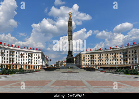 Denkmal zu Ehren der Sieg im Zweiten Weltkrieg am Platz des Sieges in Minsk, Belarus. Roten Buchstaben "heroischen Tat der Menschen unsterblich ist." Stockfoto