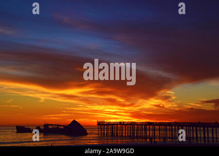 Sonnenuntergang bei Seacliff State Beach in Aptos, Kalifornien Stockfoto